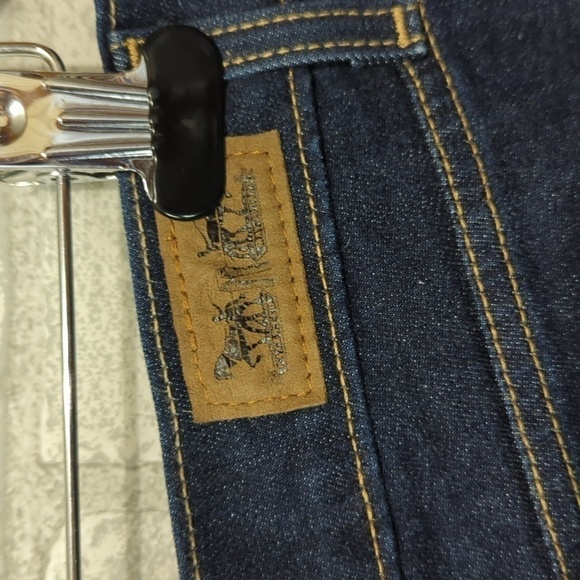 Levi's Dark Wash Cuff Hem Shorts Size 28 - Picture 4 of 5